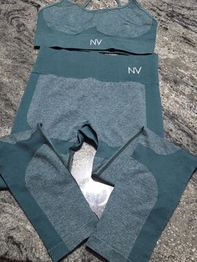 Seamless Women’s Gym Set — Teal Green. Fits Like A Medium